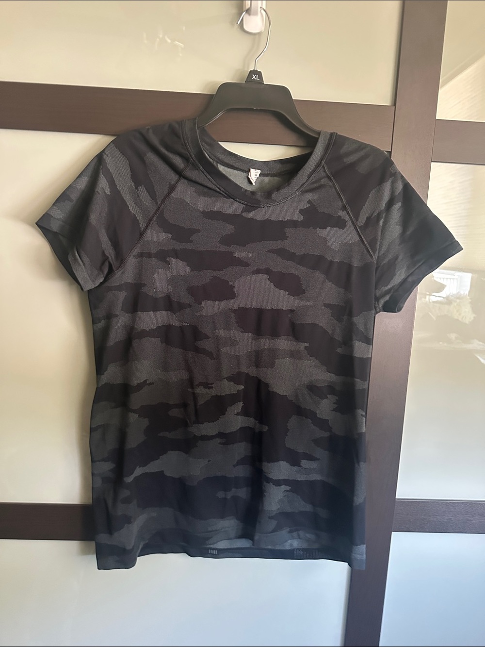 Athleta Black & Gray Camo Short Sleeve Athletic T-Shirt size XL
